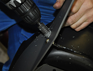 Скрытая кнопка в салоне автомобиля защитит автомобиль от угона на светофоре.